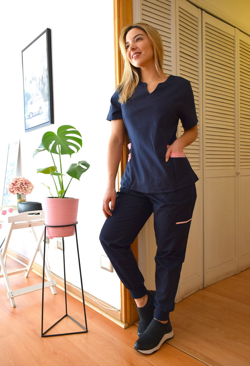 Conjunto Scrubs Antifluido, chaqueta cuello Mao & Jogger Be Med Uniformes Medicos TODO TEXTIL